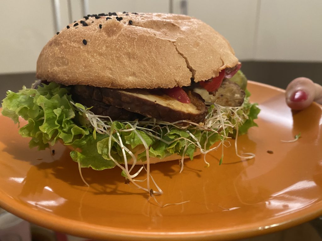 Burger z seitanem - wegańskim zamiennikiem mięsa